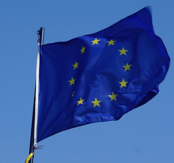 NetEye Europa: Bandeira União Europeia com céu azul ao fundo