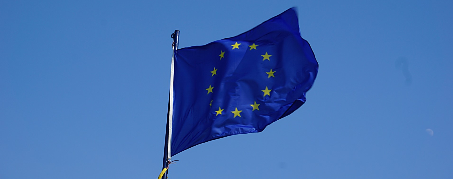 NetEye Europa: Bandeira União Europeia com céu azul ao fundo
